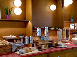 Petit déjeuner buffet servi les week-ends (12 EUR par personne)