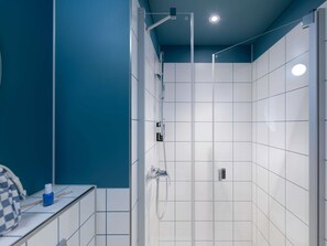Habitació estàndard, 2 llits individuals | Espai de treball apte per a portàtils, cortines opaques i wifi gratuïta 