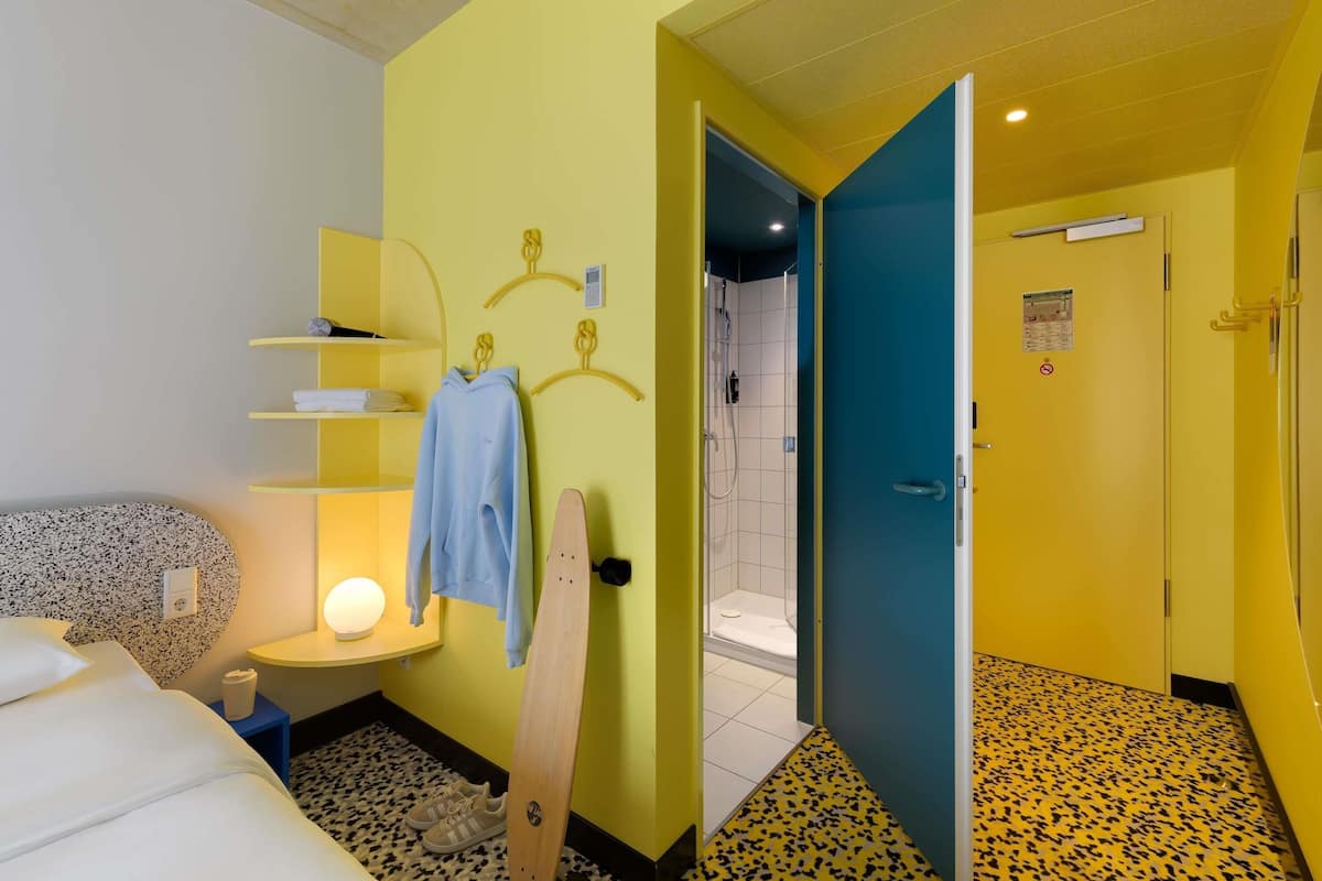 Habitació estàndard, 1 llit doble | Espai de treball apte per a portàtils, cortines opaques i wifi gratuïta