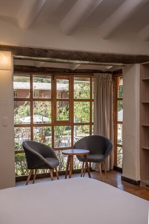 Kahden hengen superior-huone, 1 suuri parisänky, vuoristonäköala | Työpöytä, kannettavalle tietokoneelle sopiva työtila, vuodevaatteet