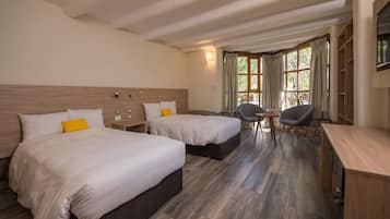 Standard Twin Room | Desk, laptop workspace, bed sheets