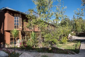 Kahden hengen standard-huone | Työpöytä, kannettavalle tietokoneelle sopiva työtila, vuodevaatteet