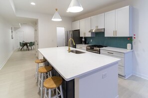 Frigorifero, microonde, forno, piano cottura