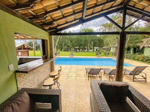 Kolam renang terbuka, dibuka dari pukul 9:00 hingga 19:00, payung kolam 