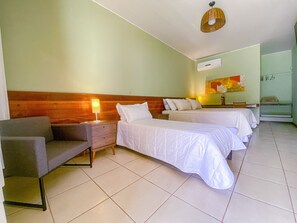 华丽三人房 | 办公桌、免费 WiFi、床单