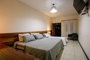 Deluxe Triple Room | Meja, Wi-fi percuma, cadar katil 