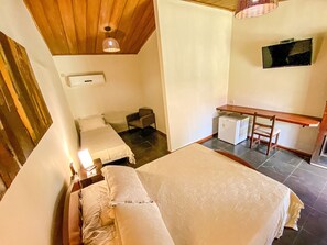 Standard Triple Room | Meja, Wi-fi percuma, cadar katil 