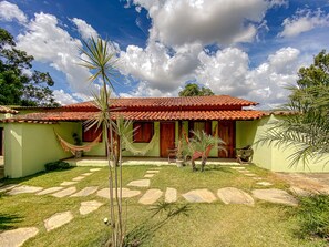 Deluxe Triple Room | Meja, Wi-fi percuma, cadar katil 