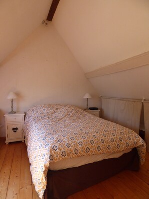 2 soverom, skrivebord, strykejern/-brett og reiseseng for barn