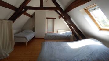 2 slaapkamers, een bureau, een strijkplank/strijkijzer, reisbedje