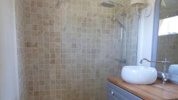 Een douche, een haardroger, handdoeken, toiletpapier