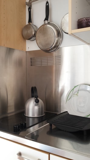 Réfrigérateur, micro-ondes, plaque de cuisson, cafetiÚre/bouilloire