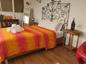 2 chambres, bureau, fer et planche Ă repasser, lit parapluie