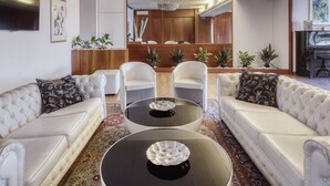 Uma sala de estar moderna com um sofá, uma mesa de centro e uma TV na parede.