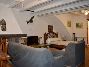 4 bedrooms, iron/ironing board, internet, bed sheets