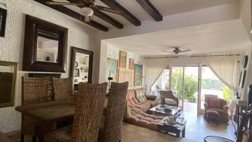 Een televisie en een open haard