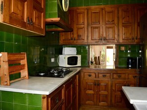 Kühlschrank, Mikrowelle, Ofen, Wasserkocher mit Kaffee-/Teezubehör