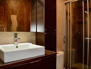 Bathtub, hair dryer, towels