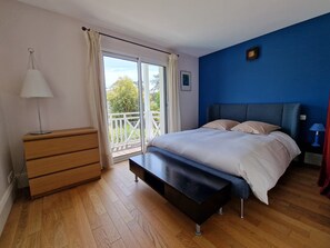 6 makuuhuonetta, työpöytä, silitysrauta/-lauta, vauvan matkasänky