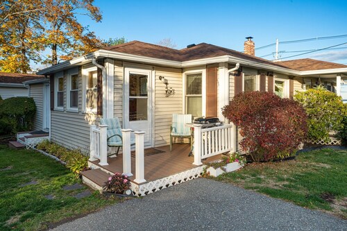Charming Cottage Steps from Hulls Cove Beach & Entrance to Acadia!