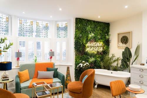 House Of Selfies - Close to The Pantiles