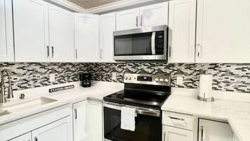 Køleskab, mikrobølgeovn, ovn, kogeplade