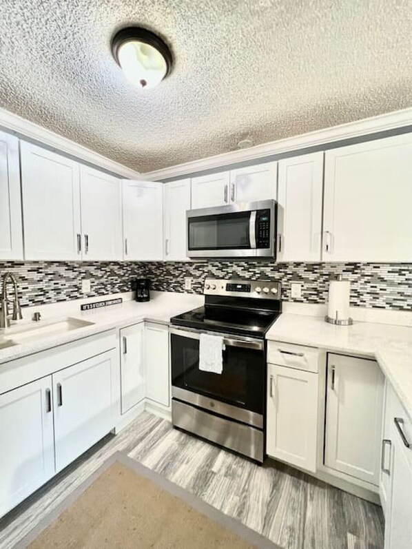 KĂŒhlschrank, Mikrowelle, Ofen, Herdplatte