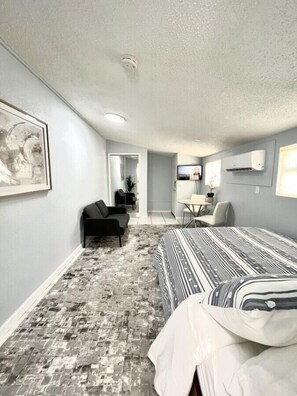 4 makuuhuonetta, työpöytä, silitysrauta/-lauta, vauvan matkasänky