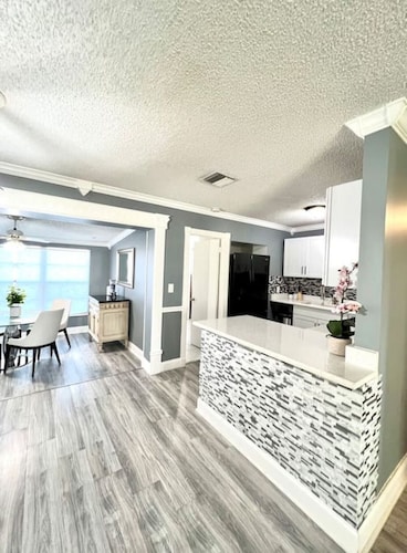 Spacious & Luxurious Villa - Large Fenced Backyard