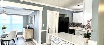 Spacious & Luxurious Villa - Large Fenced Backyard