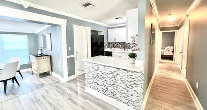 Spacious & Luxurious Villa - Large Fenced Backyard