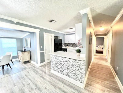 Spacious & Luxurious Villa - Large Fenced Backyard