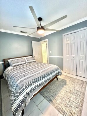 4 bedrooms, desk, iron/ironing board, travel crib