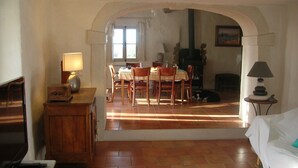 Una sala de estar acogedora con comedor, chimenea y televisor.