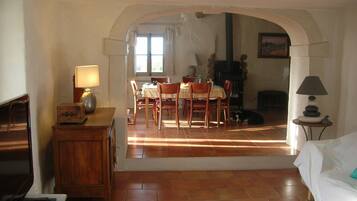 Télévision, lecteur de DVD, livres