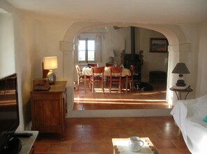 Televisie, een dvd-speler en boeken