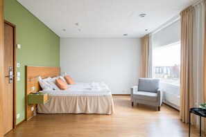 Standard Triple Room | Desk, blackout curtains, soundproofing, free WiFi - Hiisi Hotel Helsinki Jätkäsaari (Helsinki)