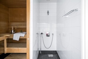 Habitación superior, sauna | Baño | Ducha, secador de pelo, bidé y toallas