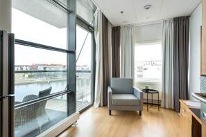 Desk, blackout curtains, soundproofing, free WiFi - Hiisi Hotel Helsinki Jätkäsaari (Helsinki)