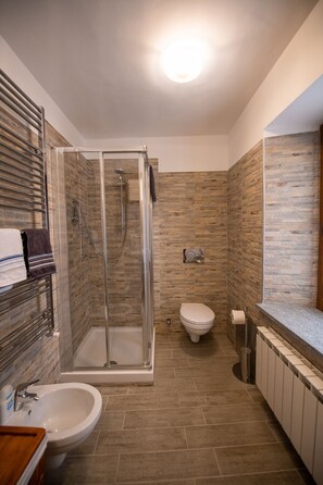 Douche, sèche-cheveux, bidet, serviettes fournies