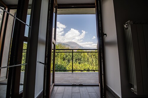 'Welcome Home 1' Apartment with Mountain View, Balcony and Wi-Fi