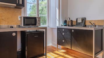 Refrigerador, microondas, parrilla de estufa y cafetera y tetera