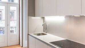 Refrigerador, microondas, parrilla de estufa y cafetera y tetera 