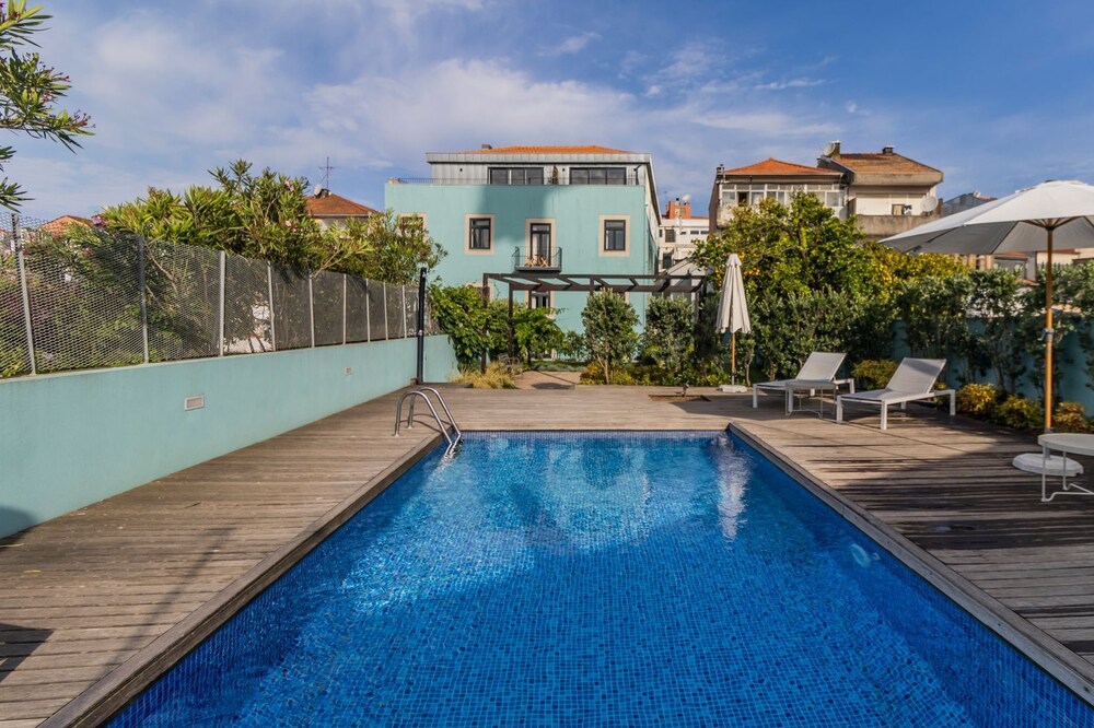 Downtown Studio w/Pool, AC & Balcony by LovelyStay