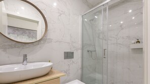 Secador de cabelo, toalhas de banho