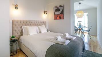 1 quarto, ferros/tábuas de passar roupa, berço de viagem