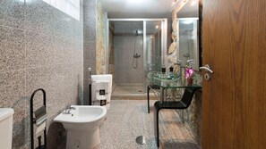 Hair dryer, towels, toilet paper - Casa Guimas - Four Bedroom House, Sleeps 10 (Luzim)