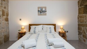 5 bedrooms, iron/ironing board, free WiFi, bed sheets