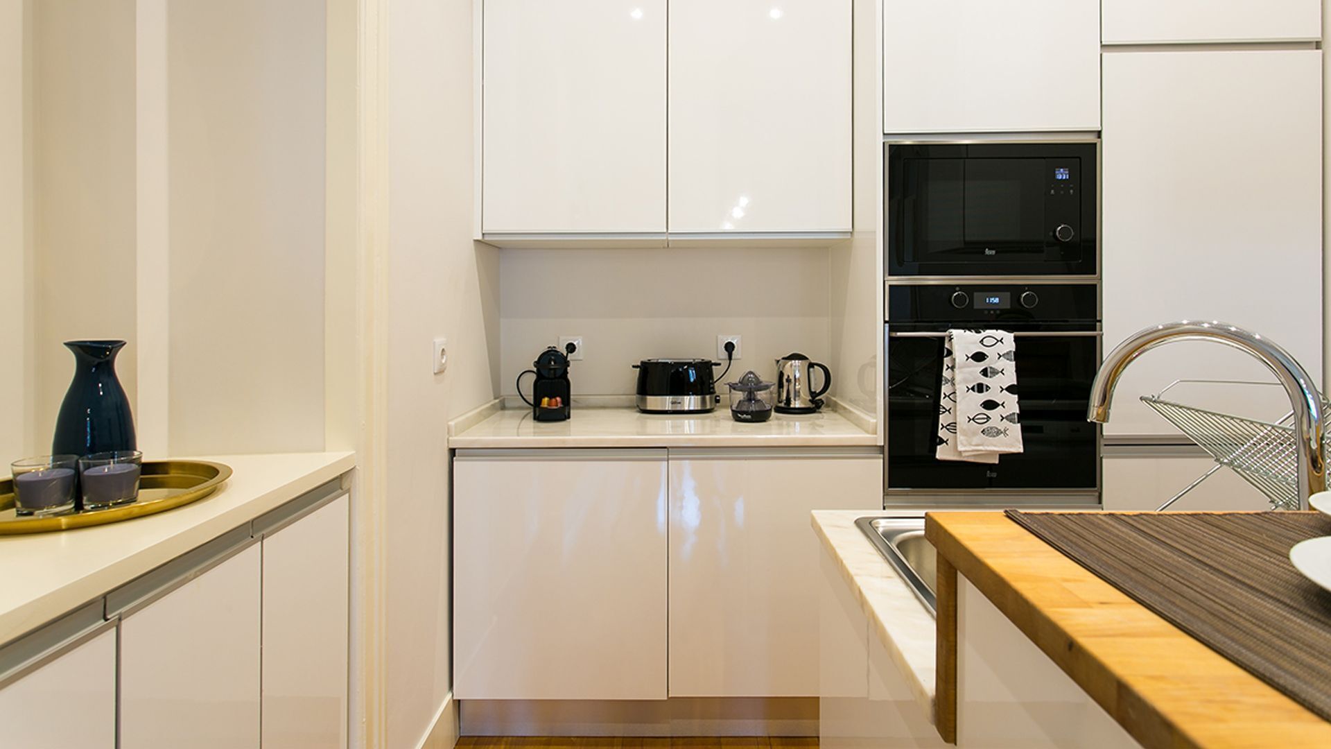 Wasserkocher mit Kaffee-/Teezubehör, Kühlschrank, Mikrowelle, Ofen