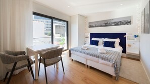 Enjoy a leisurely breakfast or catch up on work at the charming dining nook, with city views just outside.
#Bedroom #DiningArea #LovelyStay - Heart of D. Pedro: Dragon - by LovelyStay (Porto)
